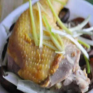 Đùi gà hấp nấm hương