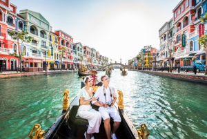 Đi thuyền trên sông Venice Grandworld Phú Quốc
