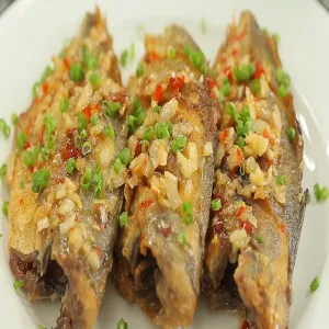 Cá bạc má chiên tỏi ớt