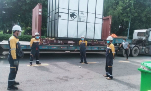 Xuống container hàng hóa thiết bị tại nhà máy Mercedes Benz Vietnam