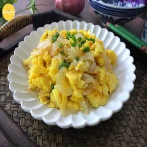 trứng chiên hành tây thịt bằm