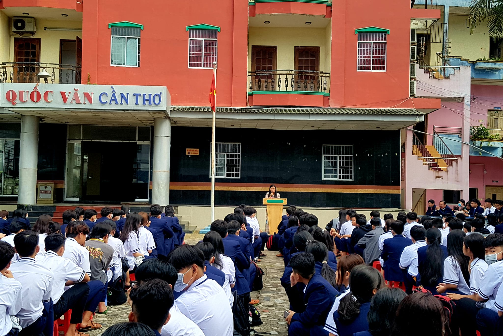 Trường Quốc Văn Cần Thơ chào cờ đầu tuần 01, năm học 2022 - 2023