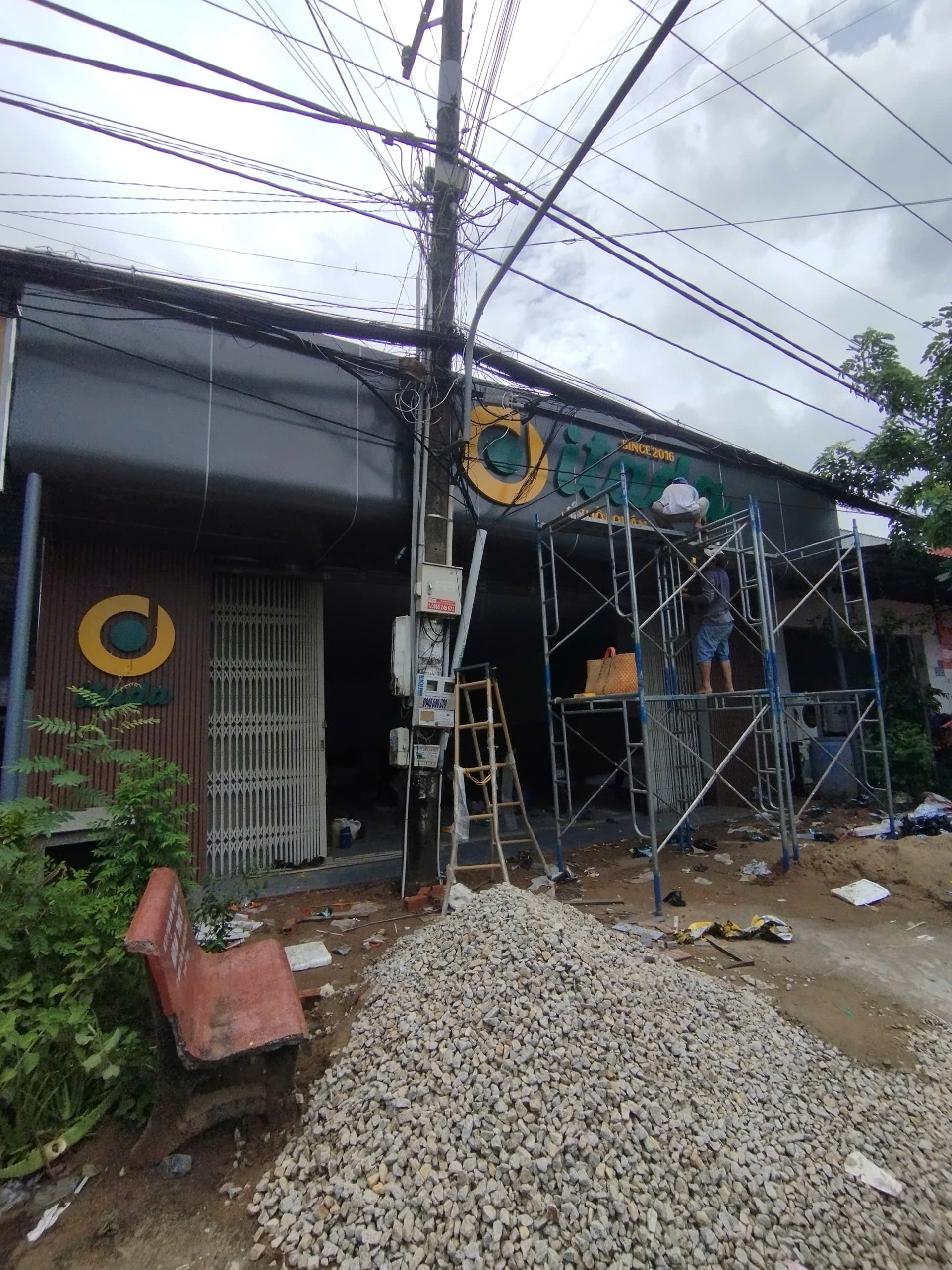thi công bảng hiệu - nội thất gỗ công nghiệp mì cay Itada