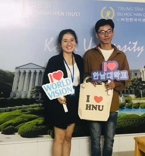 Du Học Sinh Nguyễn Minh Nhựt – Nhận quà từ Đại học Hannam 