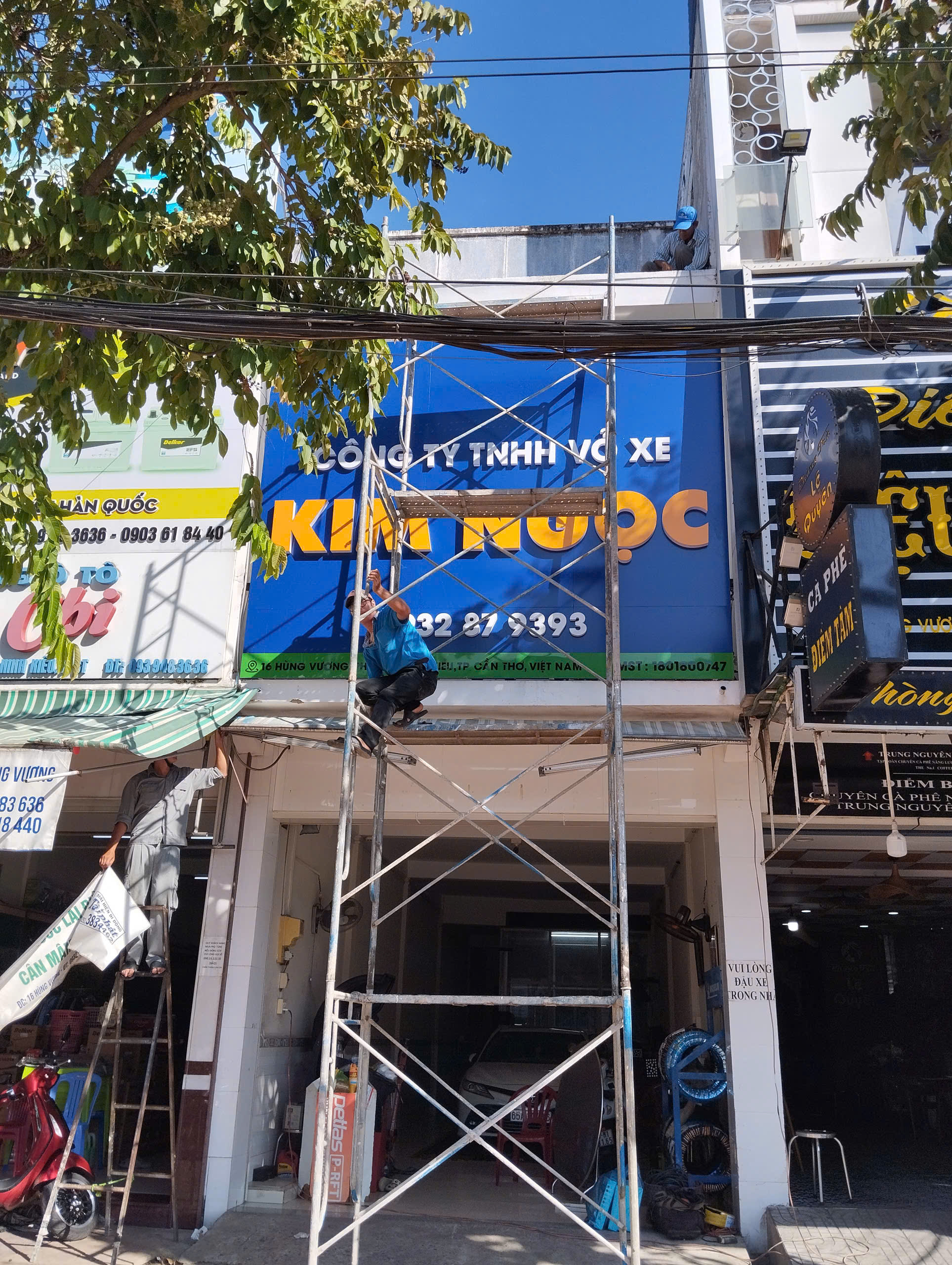 Thi công bảng hiệu tài trợ võ xe Linglong tire