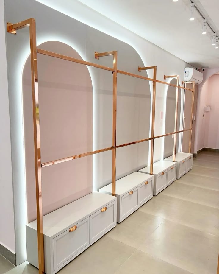 Sai Lầm Kinh Điển Khi Chọn Kệ Treo Quần Áo Khiến Shop Thời Trang Trông Như "Chợ Đầu Mối"