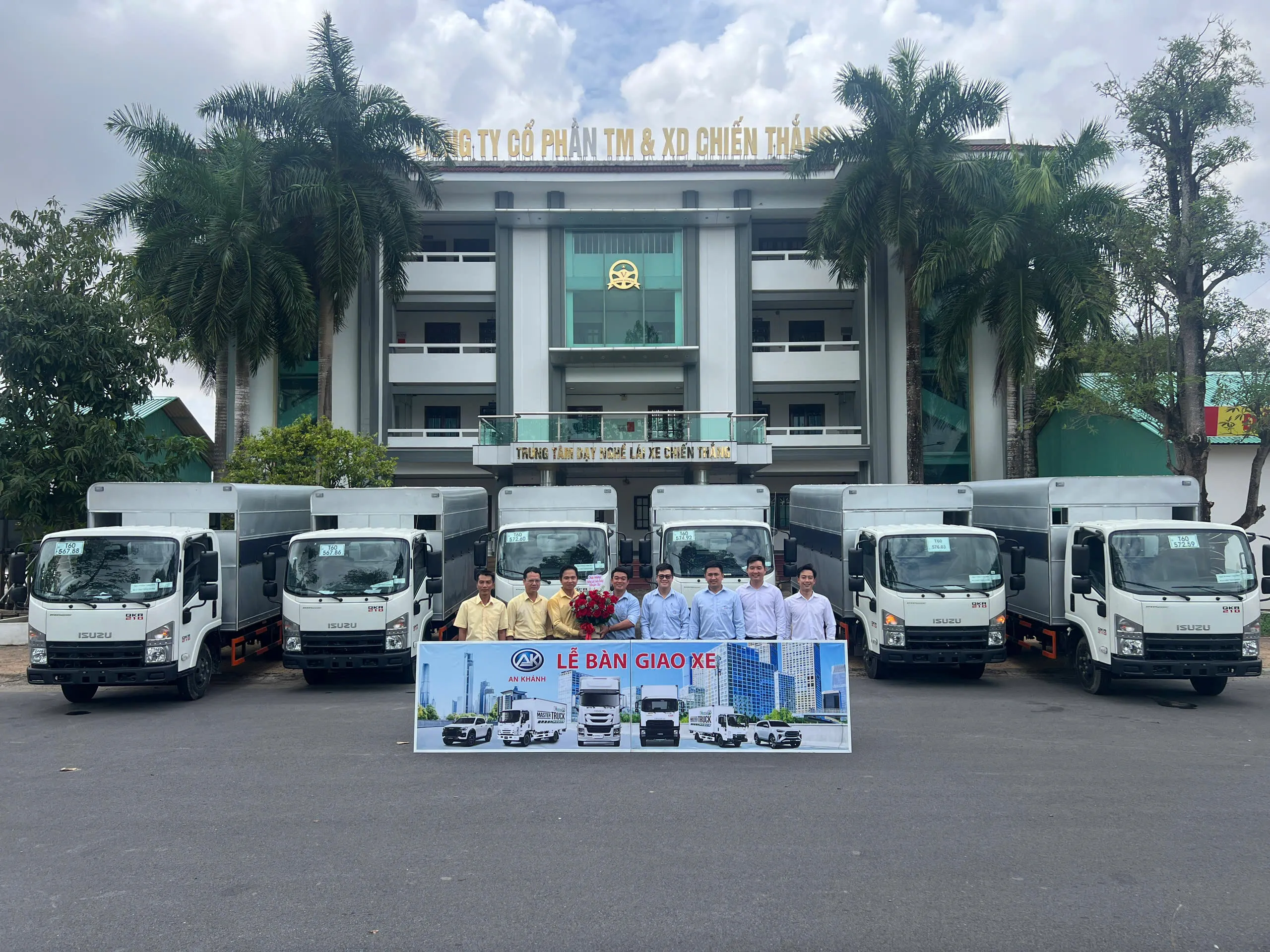 Isuzu An Khánh bàn giao lô xe chuyên dụng tập lái cho Trung Tâm Giáo Dục Nghề Nghiệp Đào Tạo Và Sát Hạch Lái Xe Chiến Thắng