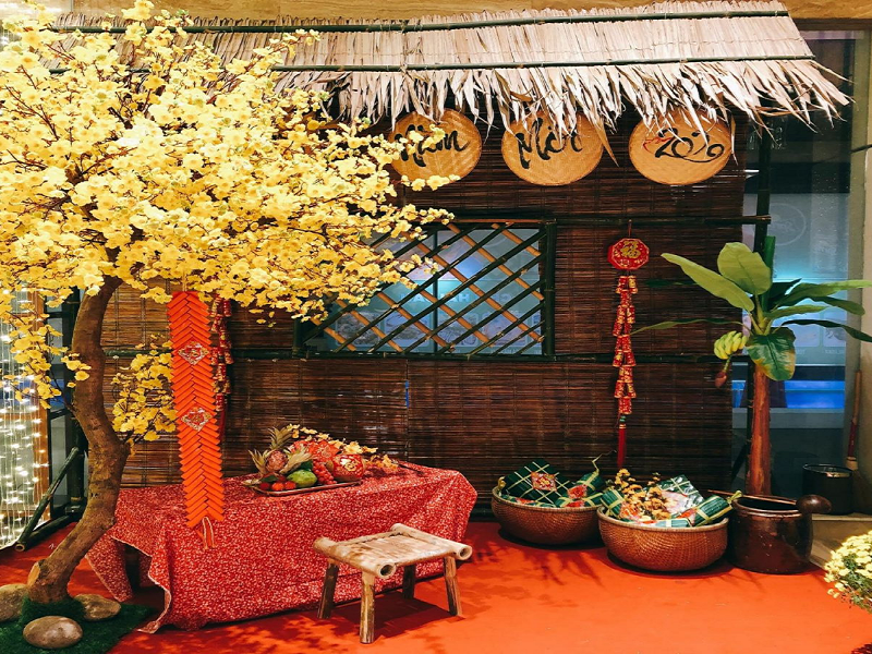 Với những họa tiết được thiết kế độc đáo theo phong cách dân tộc Việt Nam như: hoa đào, hoa mai, cây quất,... decal sẽ giúp cả không gian ngoài trời và trong phòng trở nên rực rỡ và tươi mới hơn.