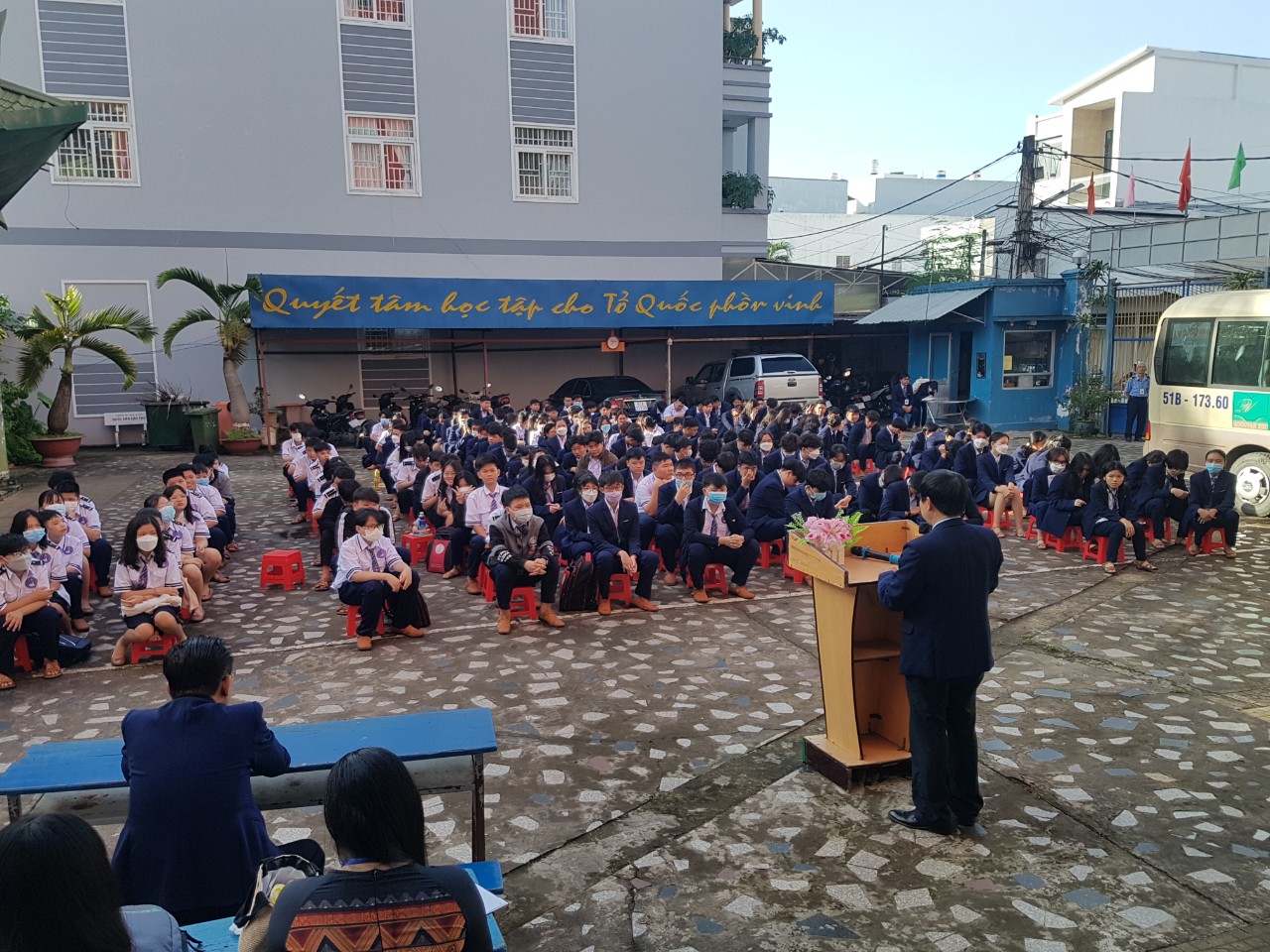 Quý thầy cô và học sinh trường Quốc Văn Cần Thơ tham gia sinh hoạt chào cờ đầu tuần, tuần thứ 4, năm học 2022 - 2023
